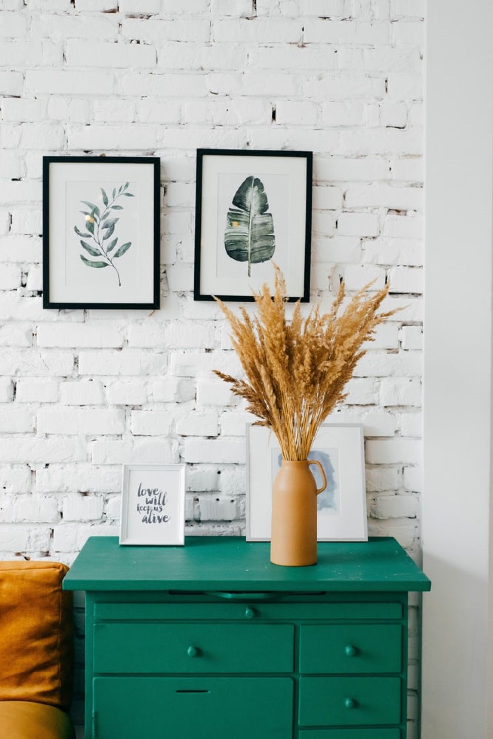 photo de commode avec pot et cadres de decoration