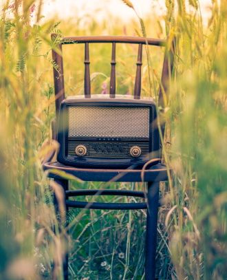 image de radio ancienne posee sur une chaise en exterieur