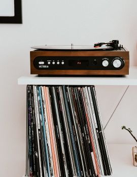 image de vinyles ranges dans une etagere