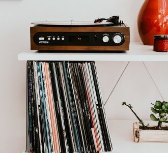 image de vinyles ranges dans une etagere