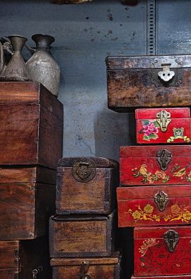 image de botes ancienne en bois entassees