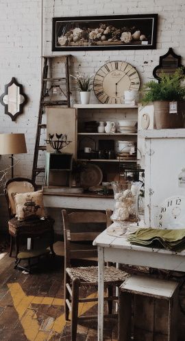 image de brocante avec mobilier ancien