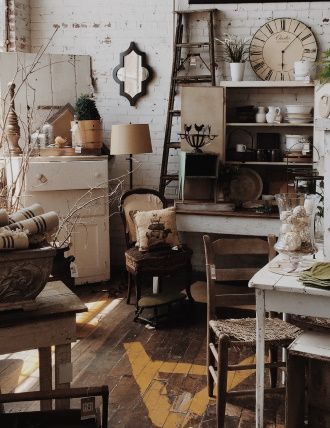 image de brocante avec mobilier ancien