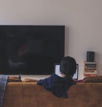 photo du salon de un appartement avec un canape une television et une femme