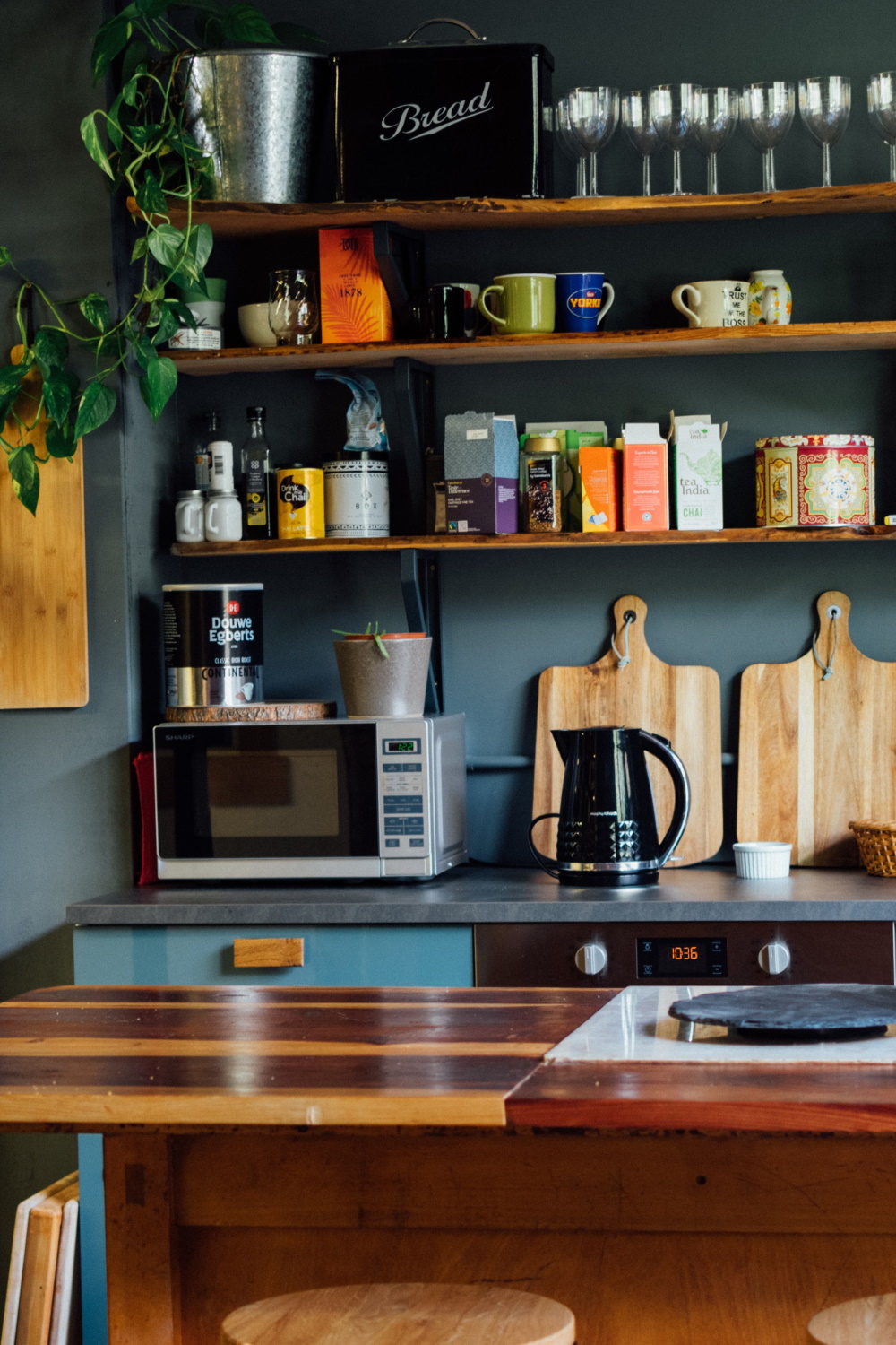 image de plan de travail en bois avec un micro-onde