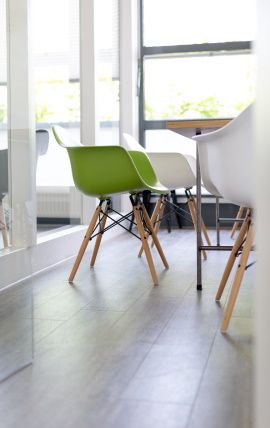 image de chaises autours de la table