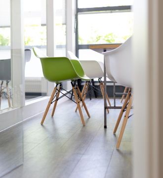 image de chaises autours de la table