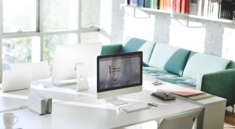 image de bureau lumineux avec canape vert