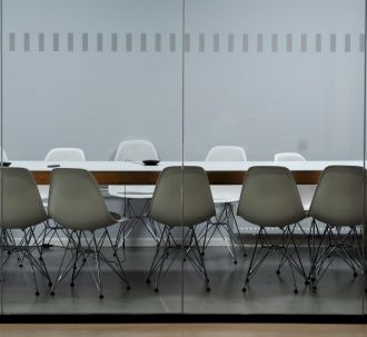 image de longue table de reunion dans un salle avec vitres