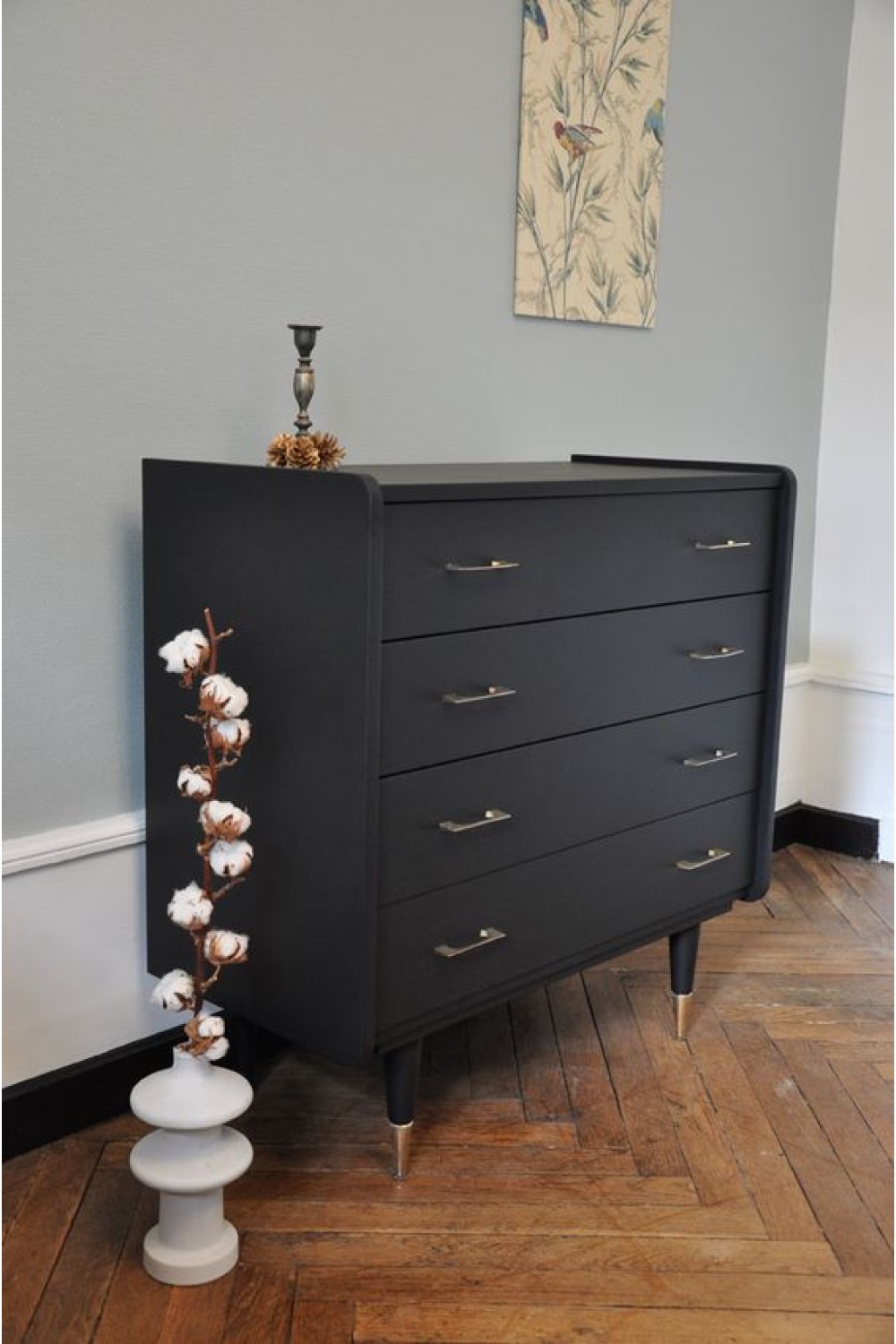 photo de belle commode en bois noir