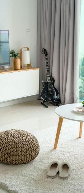 image de salon feng-shui avec pouf en tissus