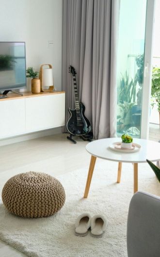 image de salon feng-shui avec pouf en tissus