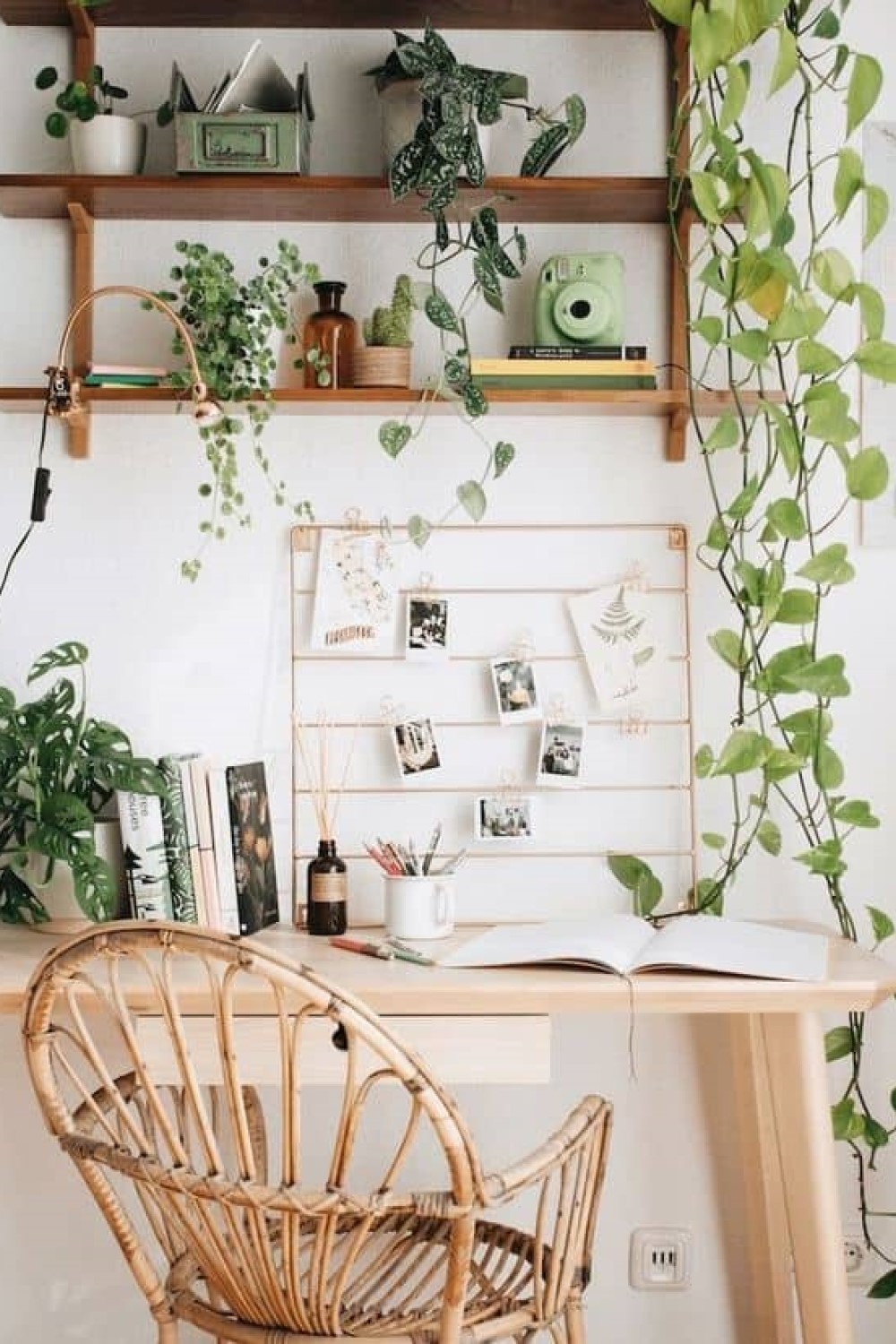 photo de joli bureau en bois et de chaise en osier