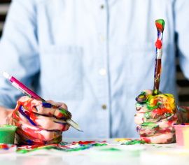 image de personne en train de peindre avec du materiel de peinture