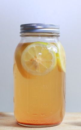 image de bocal de jus de citron avec epice