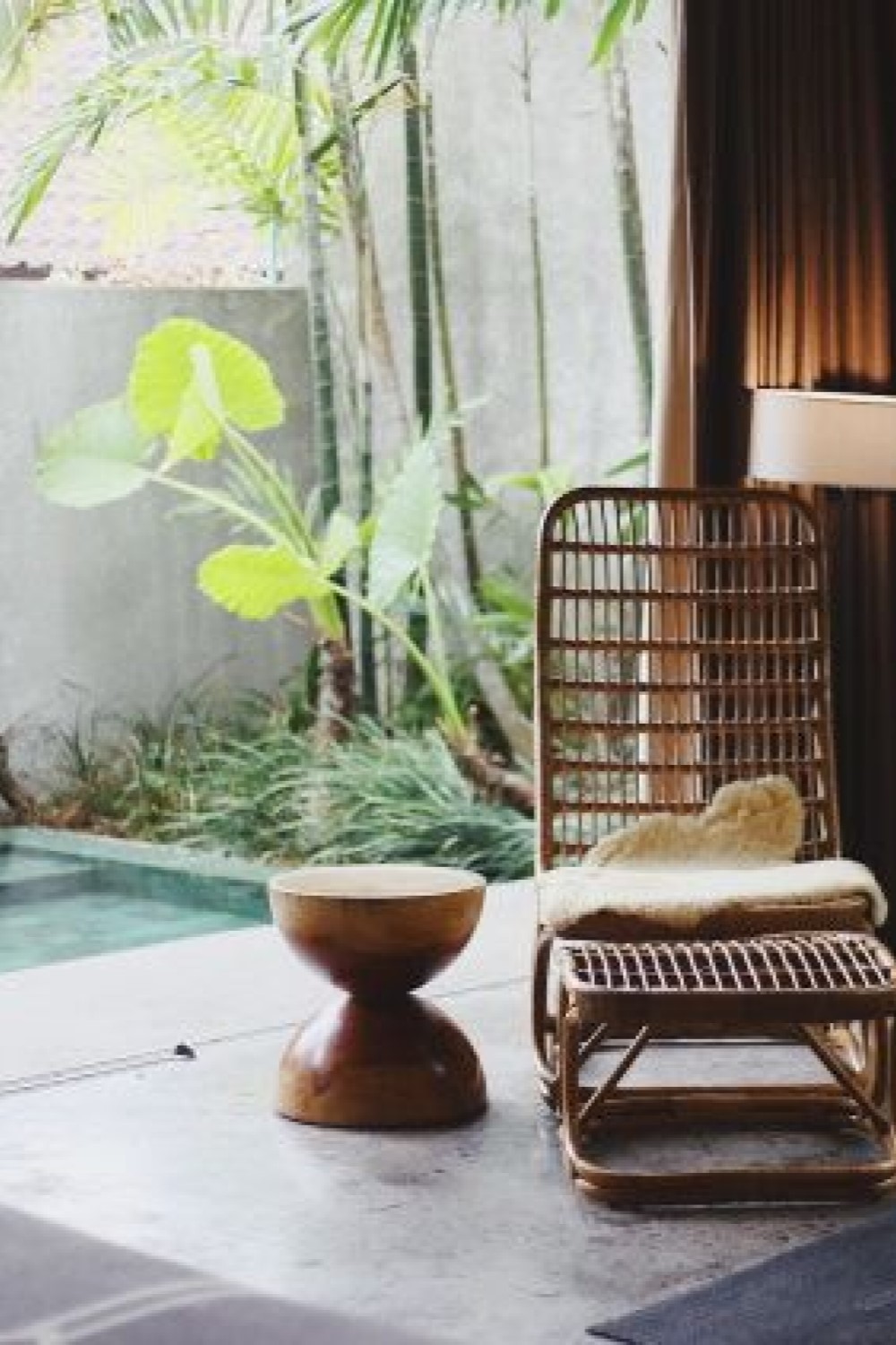 photo de salon avec une belle decoration en osier et une piscine