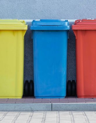 image de poubelles de couleur jaune bleu rouge vert dans la rue