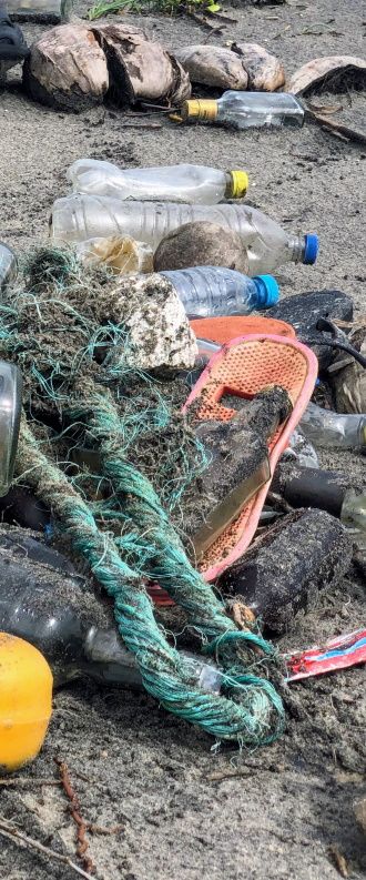 image de dechets plastiques sur la plage