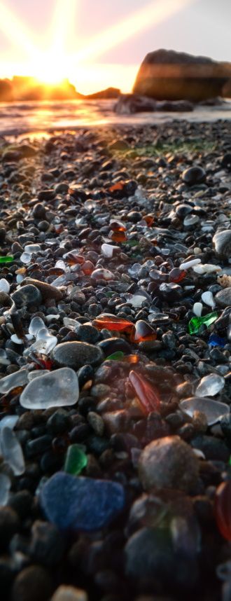 image de verre poli et de dechets sur la plage