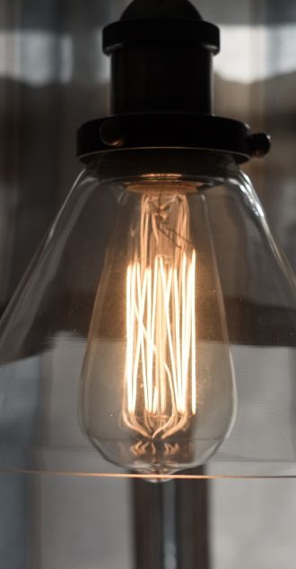 image de lampe ampoule suspendue au plafond