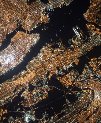 image de ville vue du ciel de nuit avec lumieres