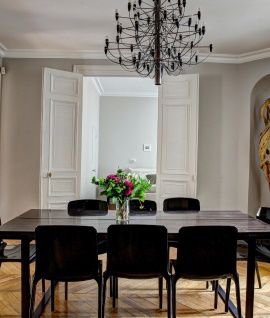 image de table à manger dans une grande salle avec parquet